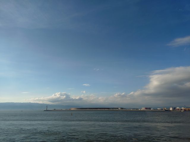 なんか だいたい 海の向こう